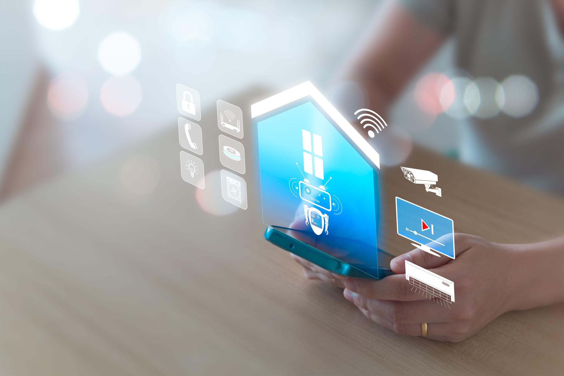Concepto de hogar inteligente, control remoto a través de teléfono móvil, Wi-Fi, robot asistente de IA para controlar electrodomésticos y proteger todos los sistemas conectados en el hogar de manera inteligente. Las mujeres usan los teléfonos móviles