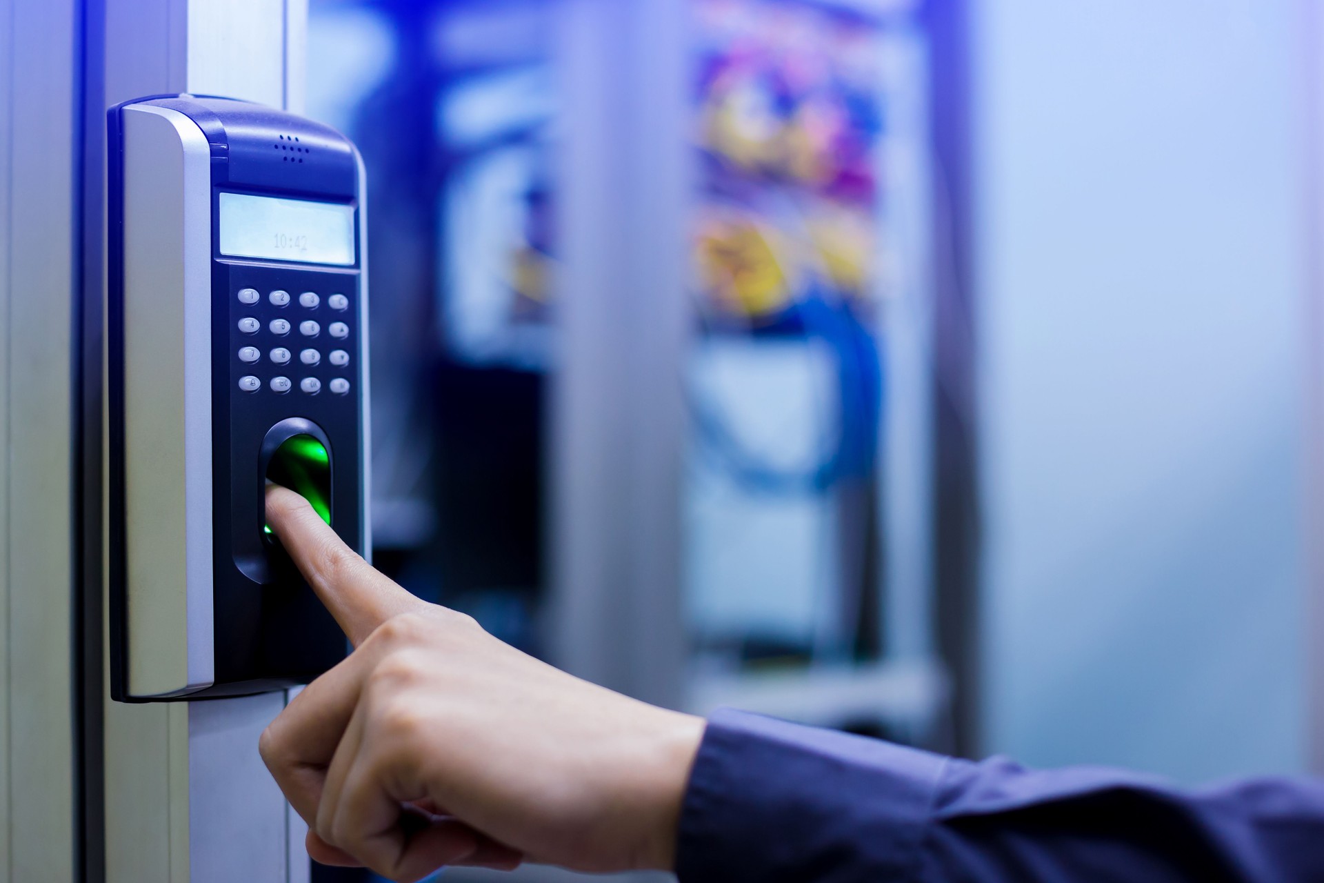Personal empuje hacia abajo de la máquina de control electrónico con barrido de dedo a la puerta del centro de datos o sala de control.